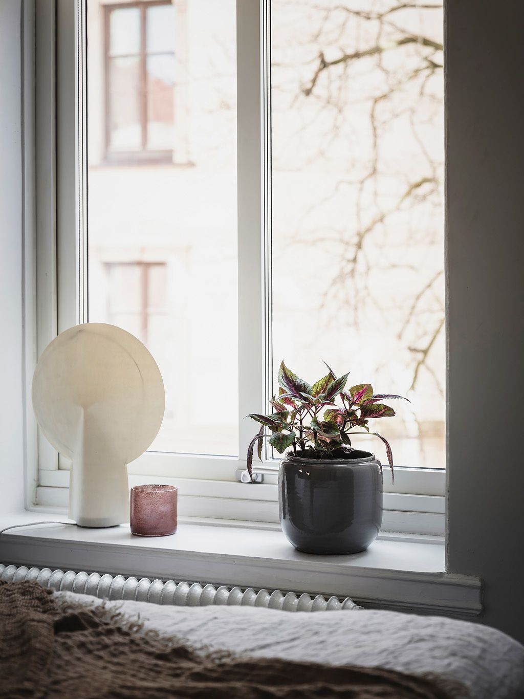 Pisike, õrna halli tooniga magamistuba 